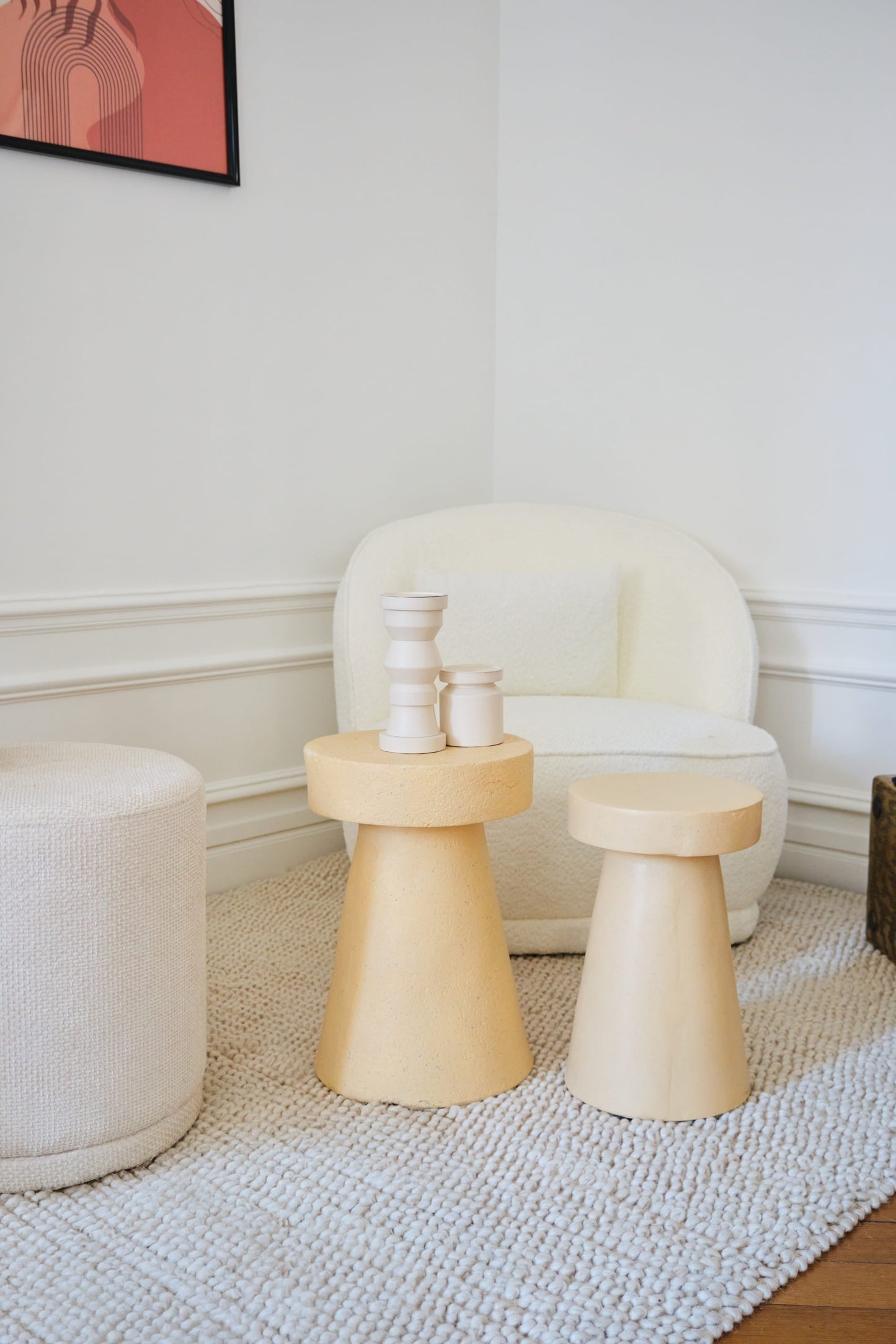 Petite table d'appoint ronde design en magnésie mouchetée de bleu Anémone