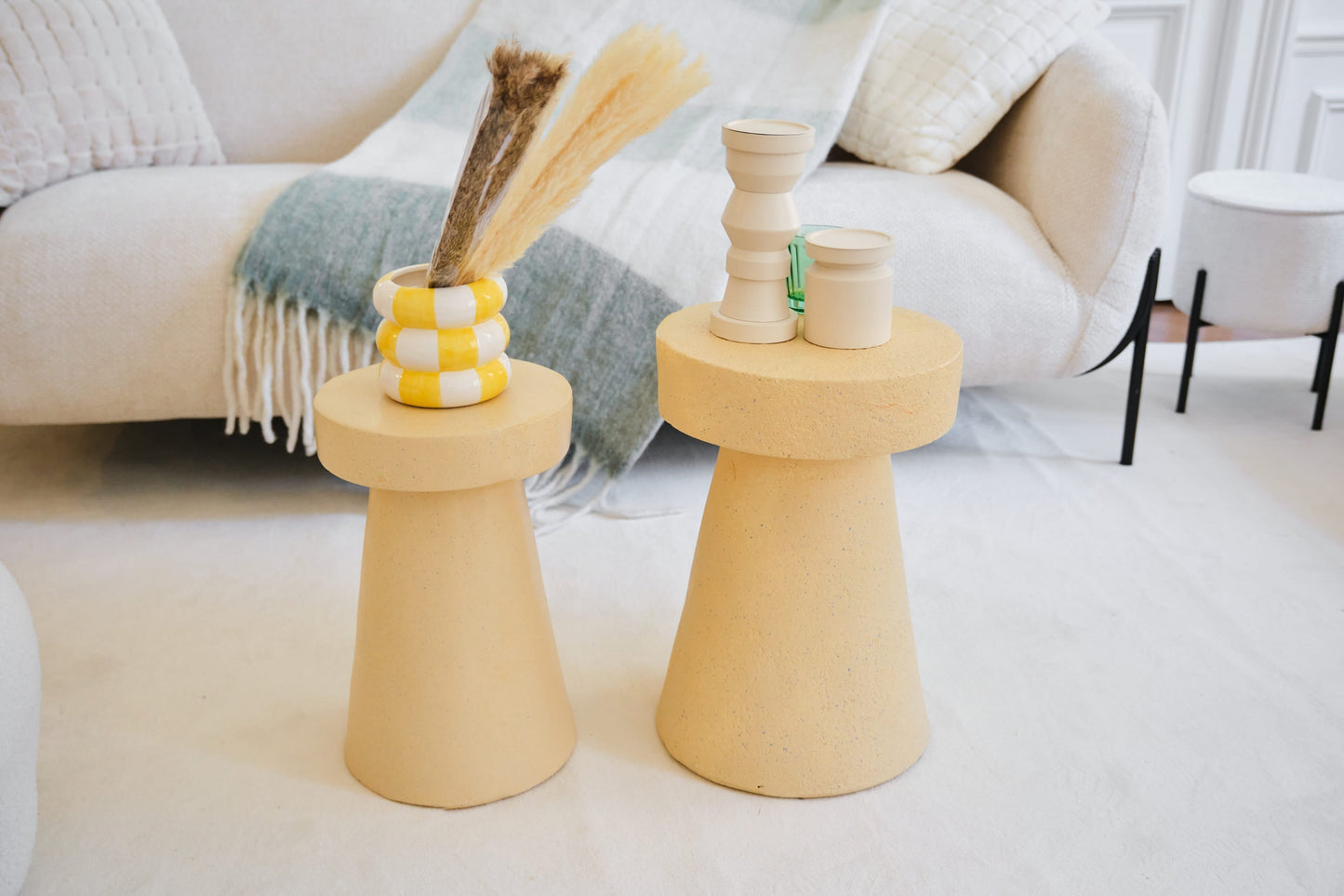 Petite table d'appoint ronde design en magnésie mouchetée de bleu Anémone