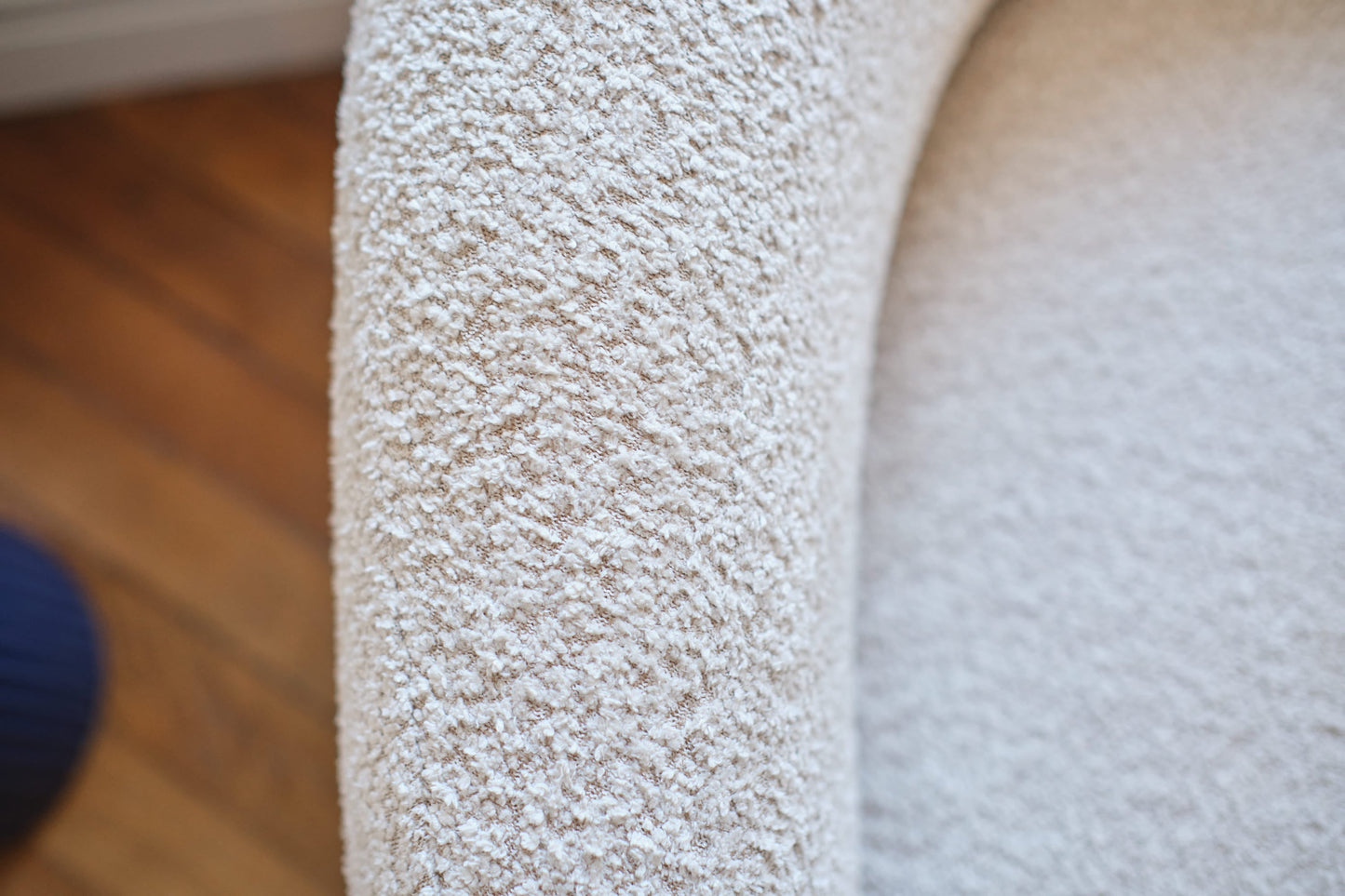 Causeuse Joshua - Fauteuil 2 places en tissu bouclette crème
