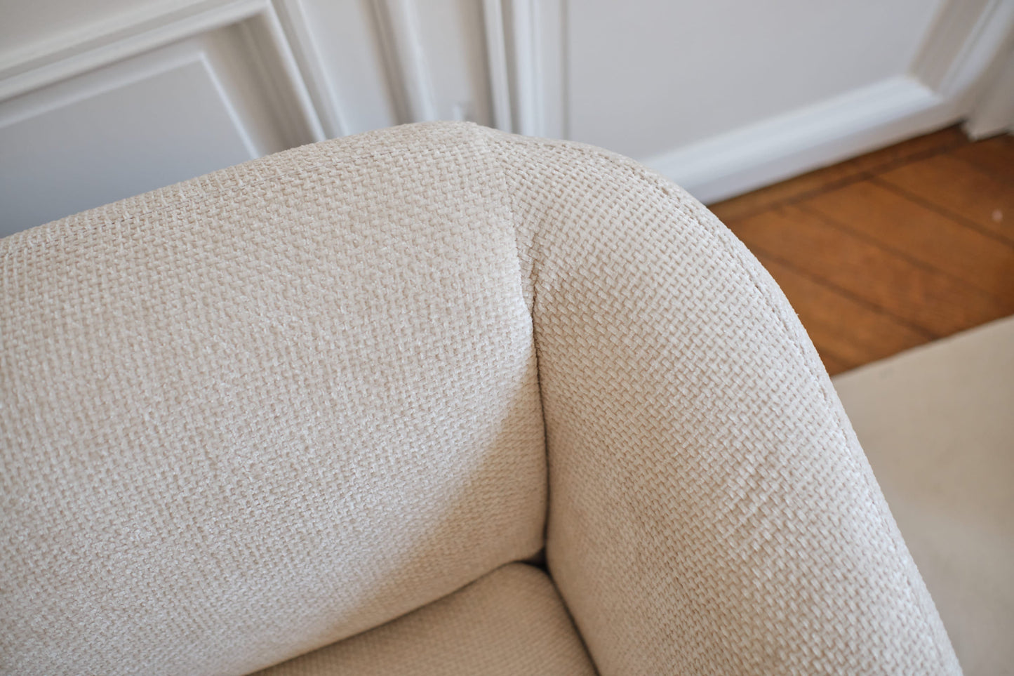 Joyce – Canapé design arrondi tissu chenille blanc