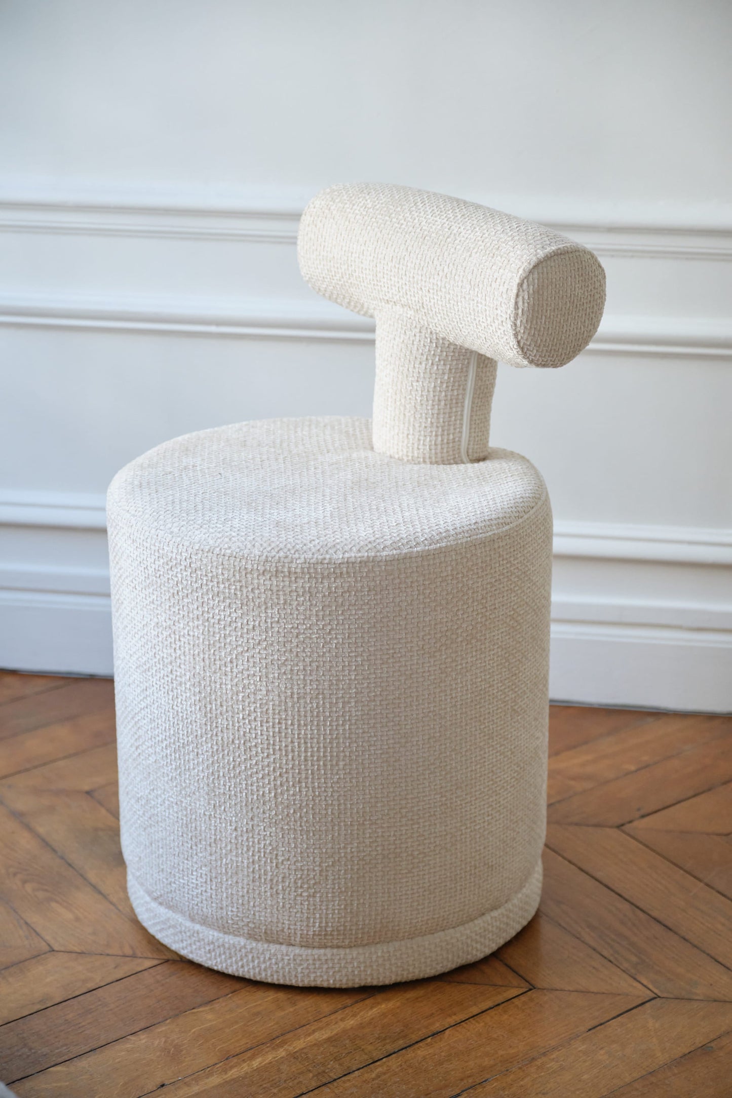 Tom – Pouf avec dossier en tissu chenille blanc