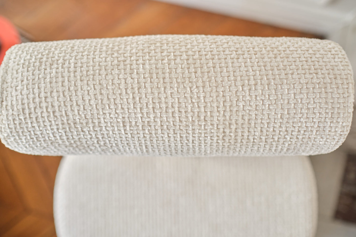 Tom – Pouf avec dossier en tissu chenille blanc