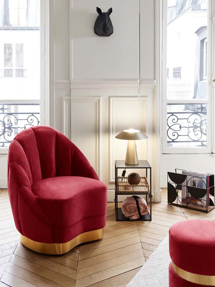 Fauteuil en velours bordeaux, piètement cerclage doré effet laiton