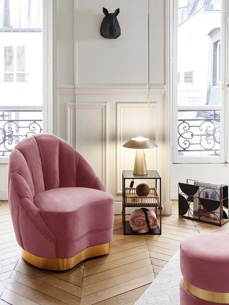 Fauteuil en velours rose vintage, piètement cerclage doré effet laiton