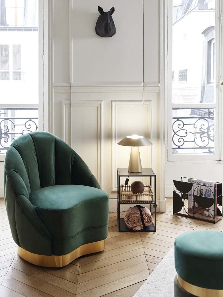 Fauteuil en velours vert sapin, piètement cerclage doré effet laiton