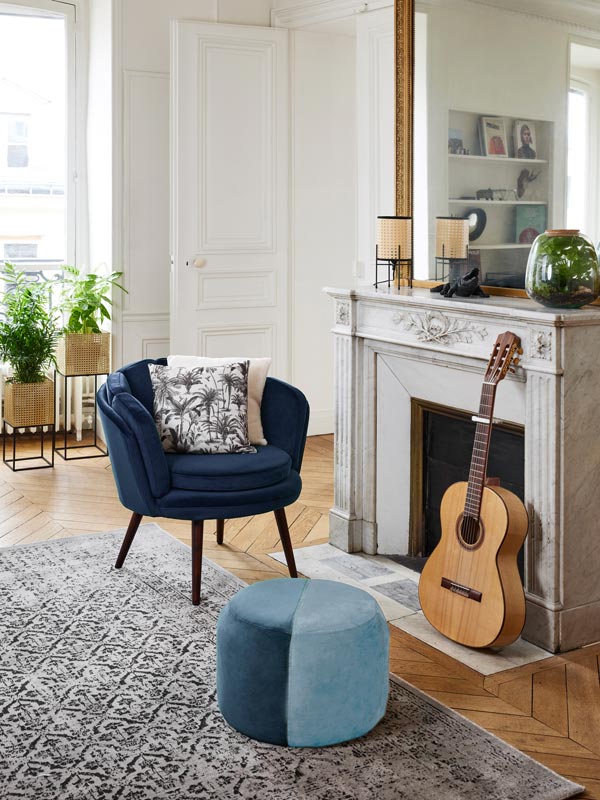 Fauteuil en velours bleu nuit