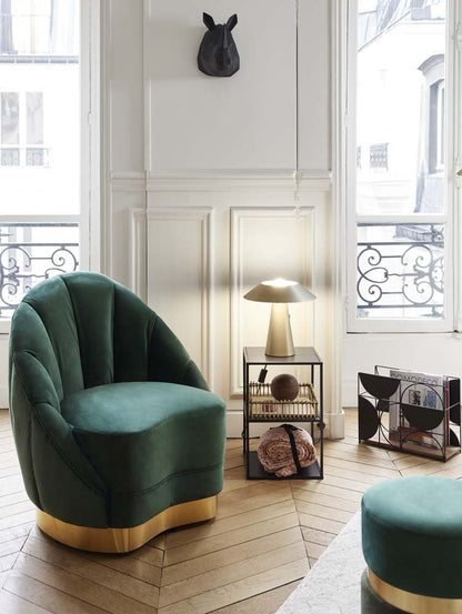 Fauteuil en velours vert sapin, piètement cerclage doré effet laiton