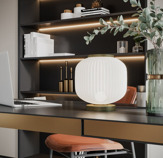 Lampe à poser en verre opaque blanc et métal doré